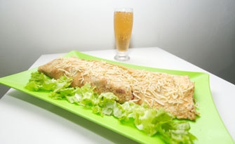 Na Omeletaria são servidas combinações com bacon, salsinha, presunto e catupiry. Tudo acompanhado com salada e uma cervejinha geladíssima